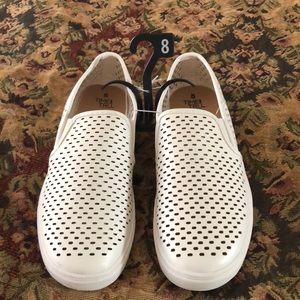 NWT Women's Size 8 Sneakers